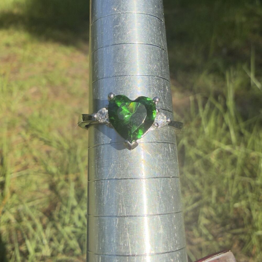 925 Sterling Silver Green CZ Heart Ring Three Stone Simulated Emerald Size 7.5